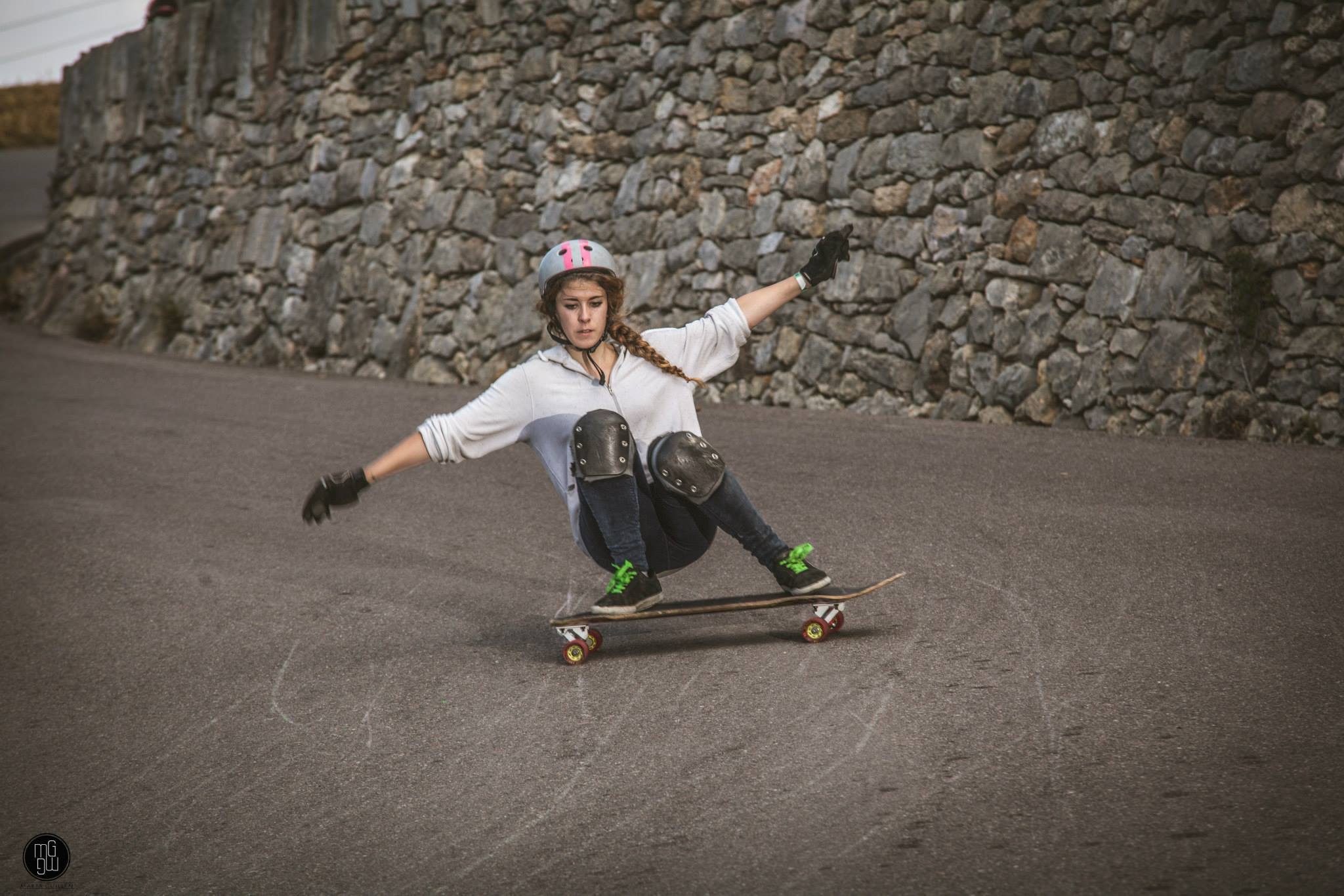 Laura Amorós skating in Spain