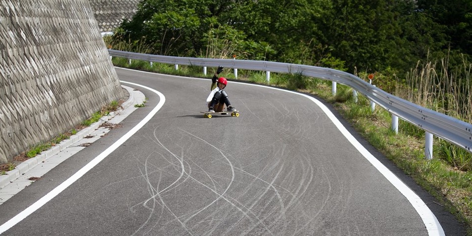 LGC Japan rider Ne Ne going downhill with an injured hand